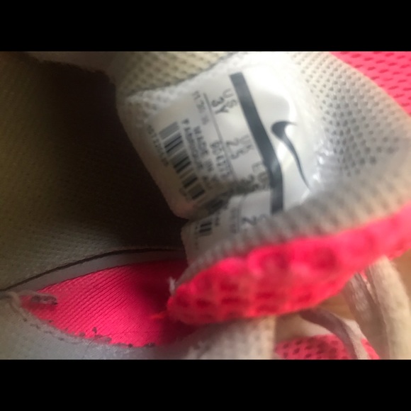 Girls Nike shoes - Picture 4 of 5